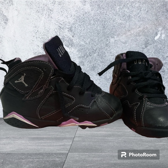 Kids Jordan’s sneakers black 10c GUC - Picture 3 of 9